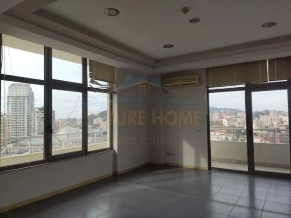 Durres, jepet me qera zyre Kati 13, 207 m² 1.600 Euro (Vollga)