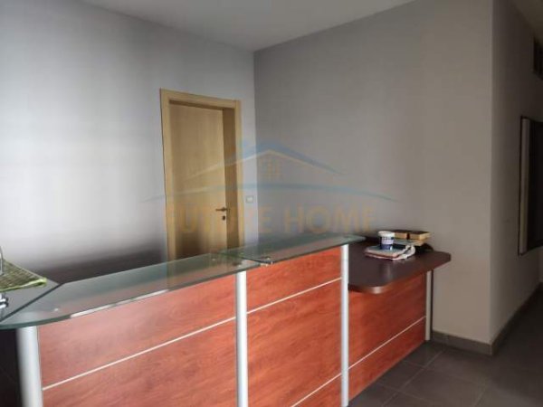 Durres, jepet me qera zyre Kati 13, 207 m² 1.600 Euro (Vollga)