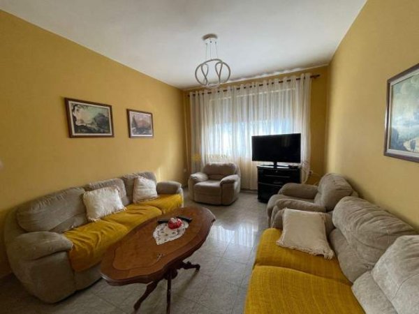 Tirane, jepet me qera apartament 1+1+BLK Kati 4, 65 m² 400 Euro (Kisha Katolike)