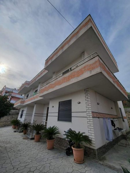 Tirane, shitet Vile 2 Katshe Kati 1, 565 m² 280.000 Euro (Yrshek)