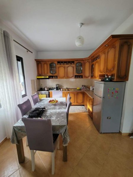 Tirane, shitet Vile 2 Katshe Kati 1, 565 m² 280.000 Euro (Yrshek)