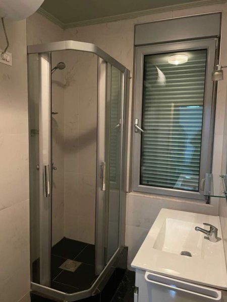 Tirane, jepet me qera apartament Kati 2, 73 m² 450 Euro (Zogu i Zi prane Ring Center)
