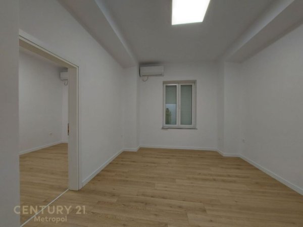 Tirane, jepet me qera zyre Kati 3, 100 m² 900 € (Myslym Shyri)