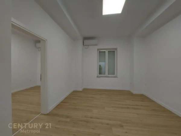 Tirane, jepet me qera zyre Kati 3, 100 m² 900 € (Myslym Shyri)