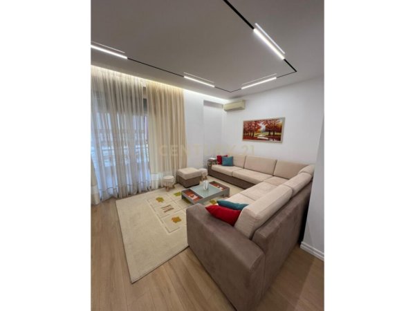 Tirane, jepet me qera apartament 2+1+Aneks+Ballkon Kati 4, 97 m² 1.200 € (AMBASADA AMERIKANE)