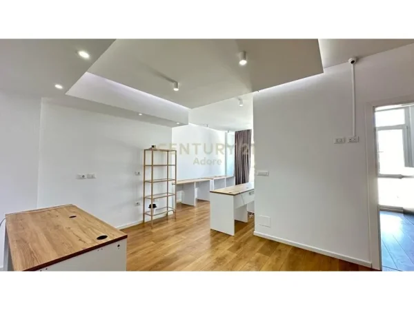 Tirane, jepet me qera zyre Kati 8, 101 m² 800 € (Kika 2)