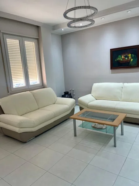 Tirane, jepet me qera apartament 2+1 Kati 7, 85 m² 750 € (Zonja Curre)