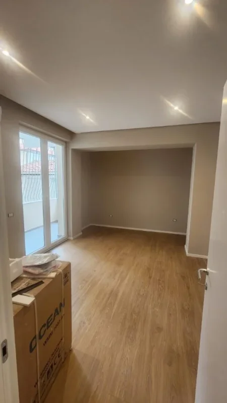 Tirane, jepet me qera ambjent biznesi Kati 1, 93 m² 900 € (Rruga e Kavajes)