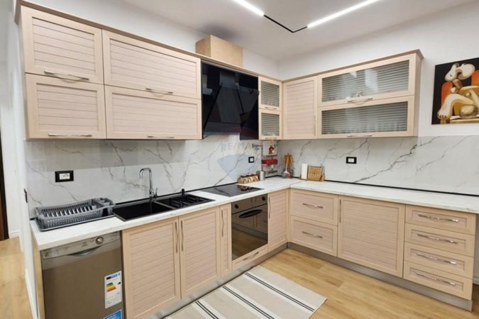 Shqiperi, jepet me qera apartament 2+1 , 104 m² 1.000 € (Rruga e Elbasanit)