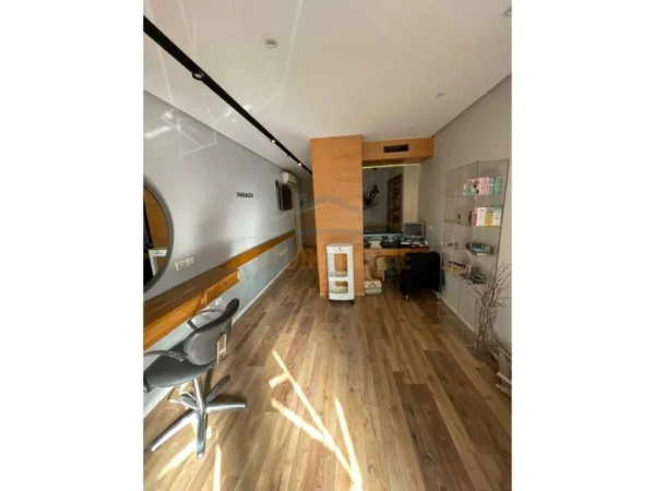 Tirane, jepet me qera ambjent biznesi Kati 1, 78 m² 1.300 € (Don Bosko)