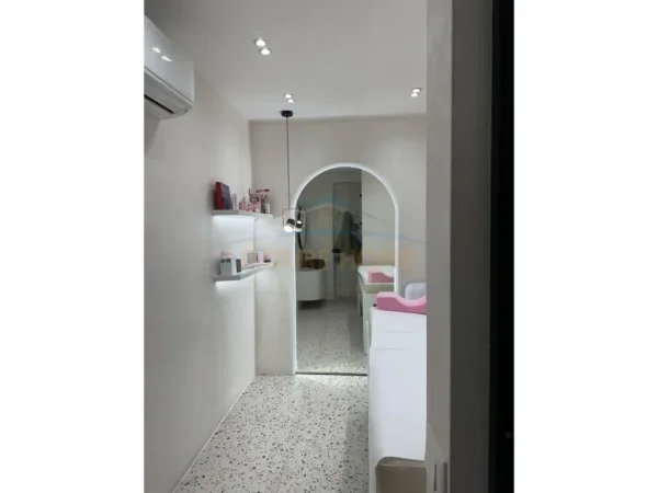 Tirane, jepet me qera ambjent biznesi Kati 0, 100 m² 1.500 € (Harry Fultz)