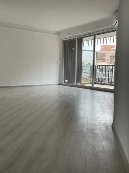Tirane, jepet me qera dyqan Kati 0, 40 m² 1.000 € (ASTIR)