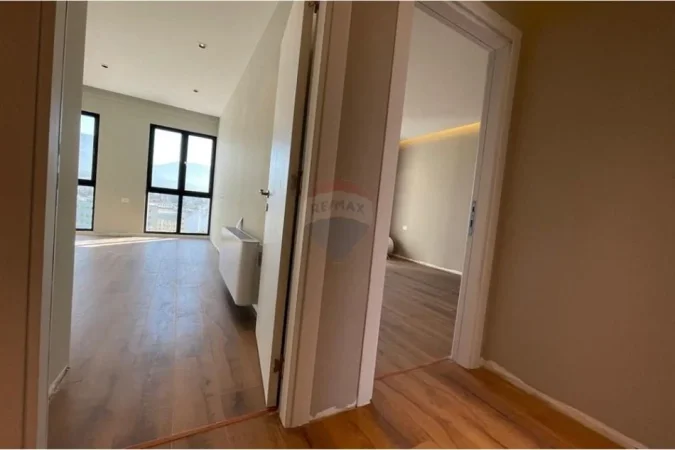 Tirane, jepet me qera zyre Kati 11, 114 m² 700 € (farmacia 10)