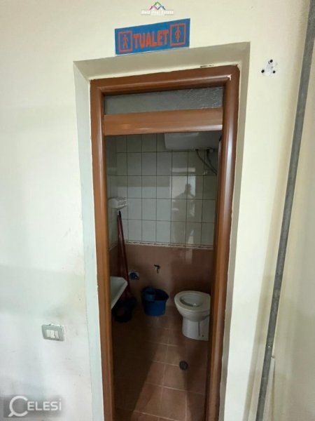 Tirane, jepet me qera dyqan Kati 0, 70 m² 350 € (5maji)