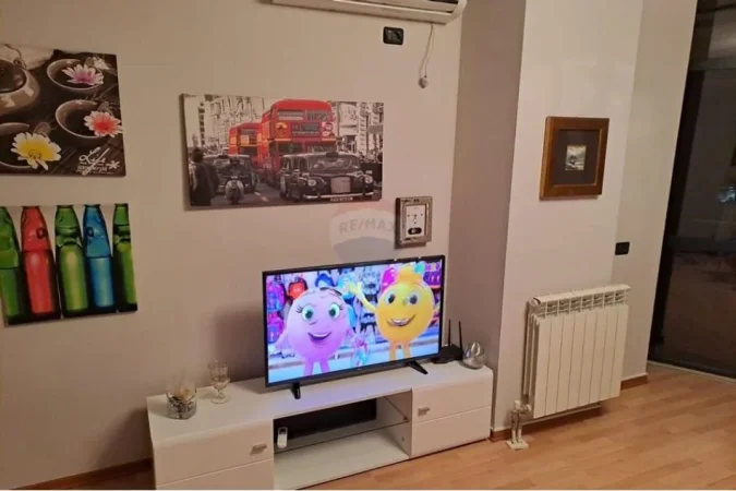 Tirane, jepet me qera apartament 3+1 Kati 4, 130 m² 650 €
