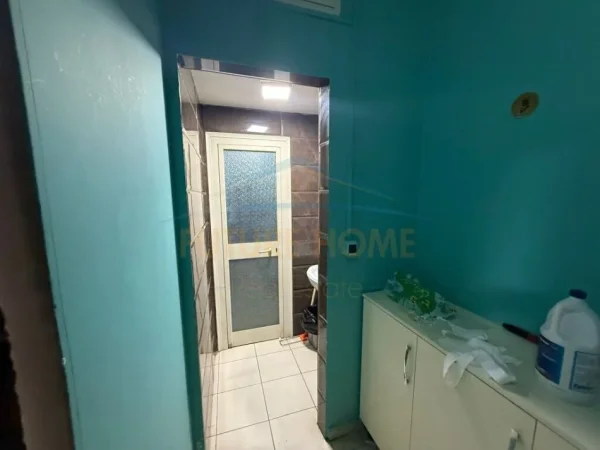 Tirane, jepet me qera lokal Kati 0, 385 m² 1.100 € 