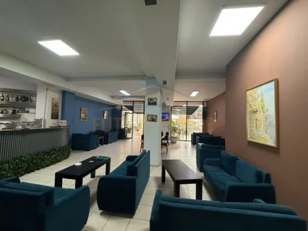 Tirane, jepet me qera lokal Kati 0, 385 m² 1.100 € 