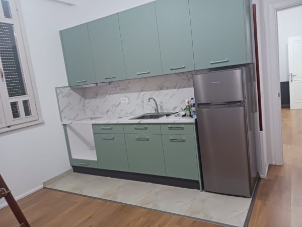 Tirane, jepet me qera apartament 2+1+Ballkon Kati 2, 88 m² 420 € (KOMBINAT)