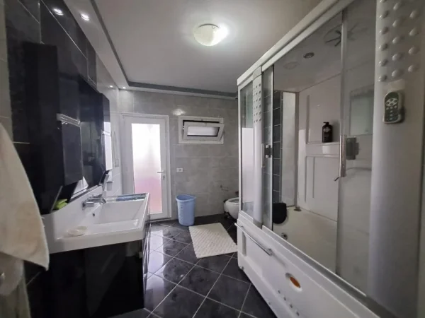 APARTAMENT 3+1 NE SHITJE , TEK ISH PARKU