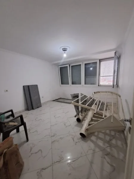 APARTAMENT 3+1 NE SHITJE , TEK ISH PARKU