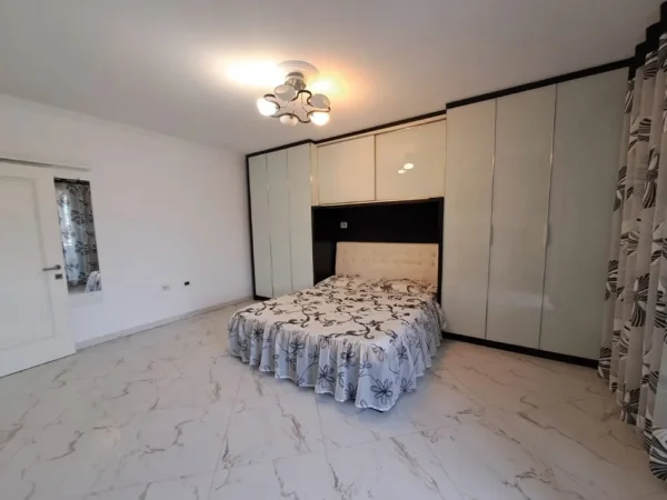 APARTAMENT 3+1 NE SHITJE , TEK ISH PARKU