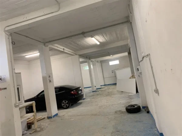 Tirane, jepet me qera magazine Kati 0, 200 m² 600 € (PRANE QTU)