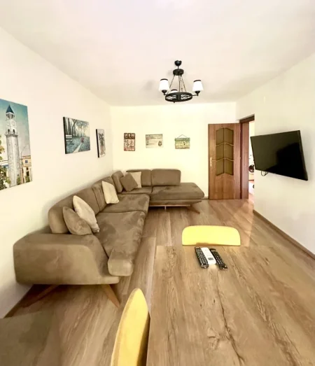 Tirane, jepet me qera apartament 1+1+Ballkon Kati 5, 60 m² 500 € (MINE PEZA)