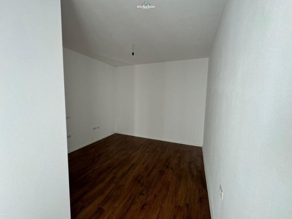 Tirane, shes apartament 2+1 Kati 2, 95 m² 217.000 € (Rruga E Barrikadave)