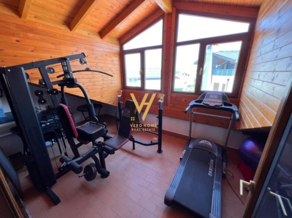 Tirane, jepet me qera apartament 3+1+Ballkon Kati 0, 200 m² 2.500 € (KOMPLEKSI KOLOMBO)
