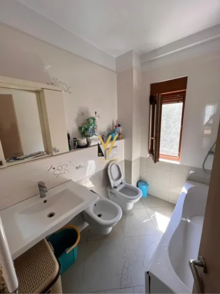 Tirane, jepet me qera apartament 3+1+Ballkon Kati 0, 200 m² 2.500 € (KOMPLEKSI KOLOMBO)