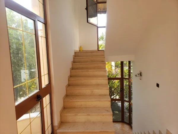 Tirane, jepet me qera Vile 3 Katshe Kati 3, 200 m² 2.500 € (DON BOSKO)