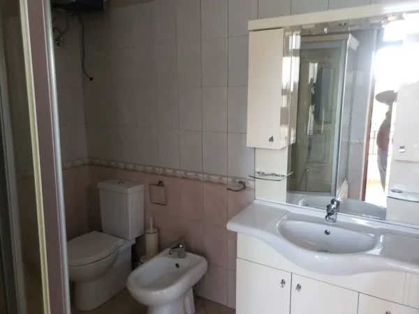 Tirane, jepet me qera Vile 3 Katshe Kati 3, 200 m² 2.500 € (DON BOSKO)