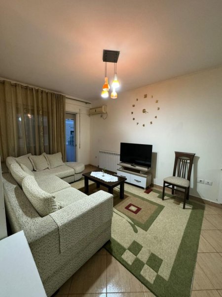 Tirane, jepet me qera apartament 2+1+Ballkon Kati 3, 80 m² 450 € (FRESKU)