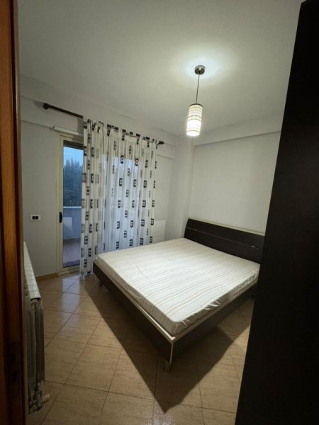 Tirane, jepet me qera apartament 2+1+Ballkon Kati 3, 80 m² 450 € (FRESKU)