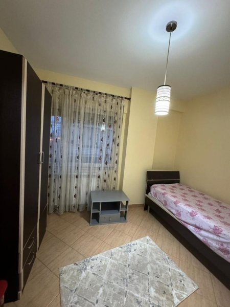 Tirane, jepet me qera apartament 2+1+Ballkon Kati 3, 80 m² 450 € (FRESKU)