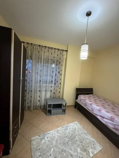 Tirane, jepet me qera apartament 2+1+Ballkon Kati 3, 80 m² 450 € (FRESKU)