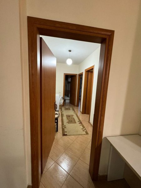 Tirane, jepet me qera apartament 2+1+Ballkon Kati 3, 80 m² 450 € (FRESKU)
