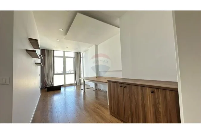 Tirane, jepet me qera zyre , 800 € (Komuna e Parisit)