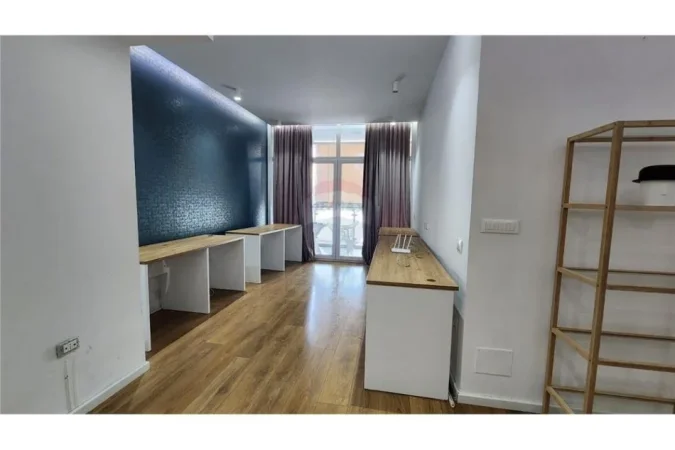 Tirane, jepet me qera zyre , 800 € (Komuna e Parisit)