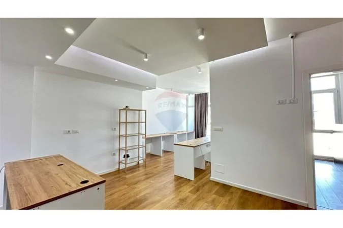 Tirane, jepet me qera zyre , 800 € (Komuna e Parisit)