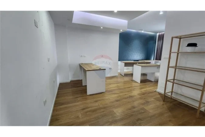 Tirane, jepet me qera zyre , 800 € (Komuna e Parisit)