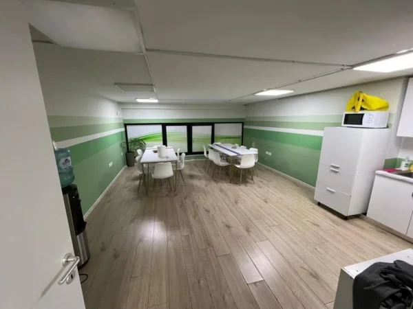 Tirane, jepet me qera ambjent biznesi Kati 1, 560 m² 7.000 € (Qender)