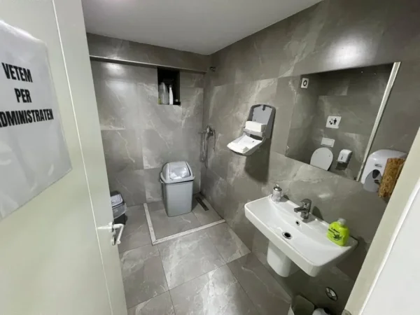 Tirane, jepet me qera ambjent biznesi Kati 1, 560 m² 7.000 € (Qender)