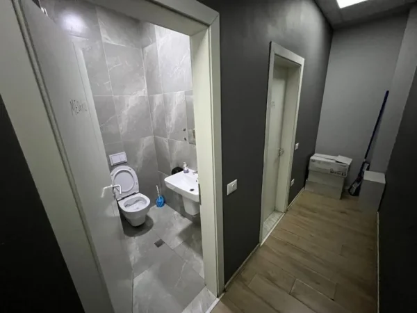 Tirane, jepet me qera ambjent biznesi Kati 1, 560 m² 7.000 € (Qender)