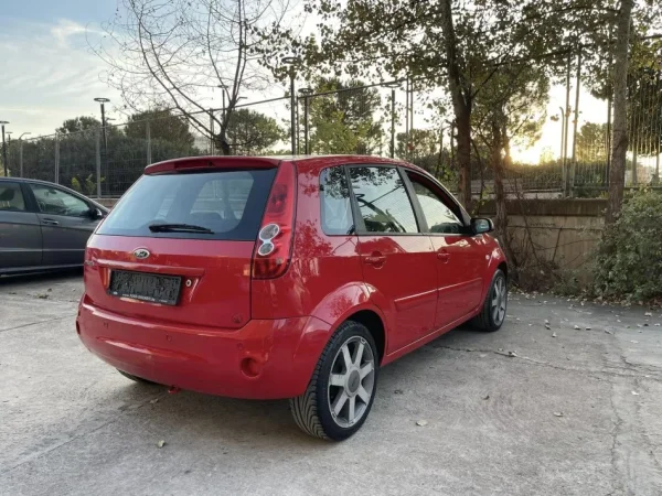 Tirane, shes makine FORD FIESTA Benzin, e kuqe automatik Klima 130.000 km 4.200 €