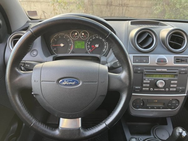 Tirane, shes makine FORD FIESTA Benzin, e kuqe automatik Klima 130.000 km 4.200 €