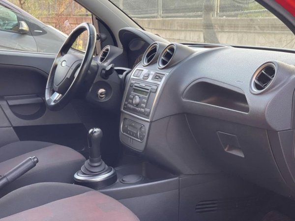 Tirane, shes makine FORD FIESTA Benzin, e kuqe automatik Klima 130.000 km 4.200 €