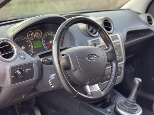 Tirane, shes makine FORD FIESTA Benzin, e kuqe automatik Klima 130.000 km 4.200 €