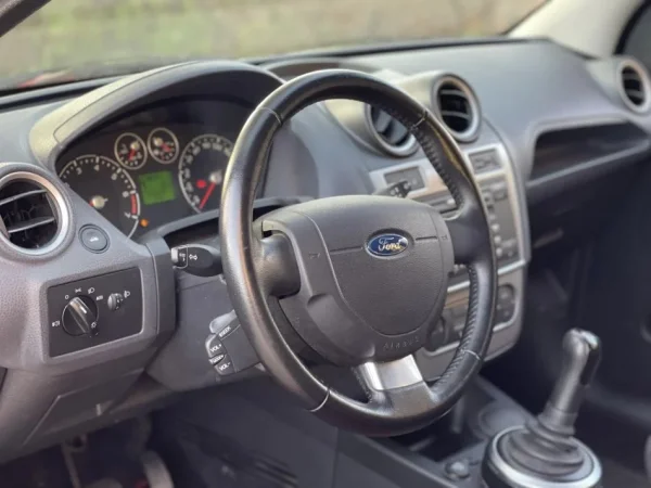 Tirane, shes makine FORD FIESTA Benzin, e kuqe automatik Klima 130.000 km 4.200 €