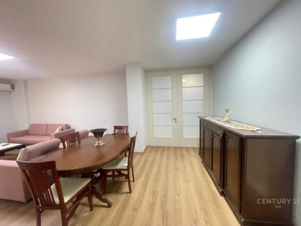 Tirane, jap me qera apartament 2+1 , 102 m² 800 € (Komuna e Parisit)